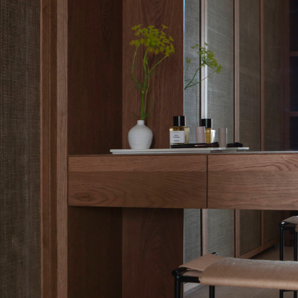 Custom joinery in City Apartment Amsterdam with an integrated desk and storage, combining craftsmanship, functionality and architectural clarity.